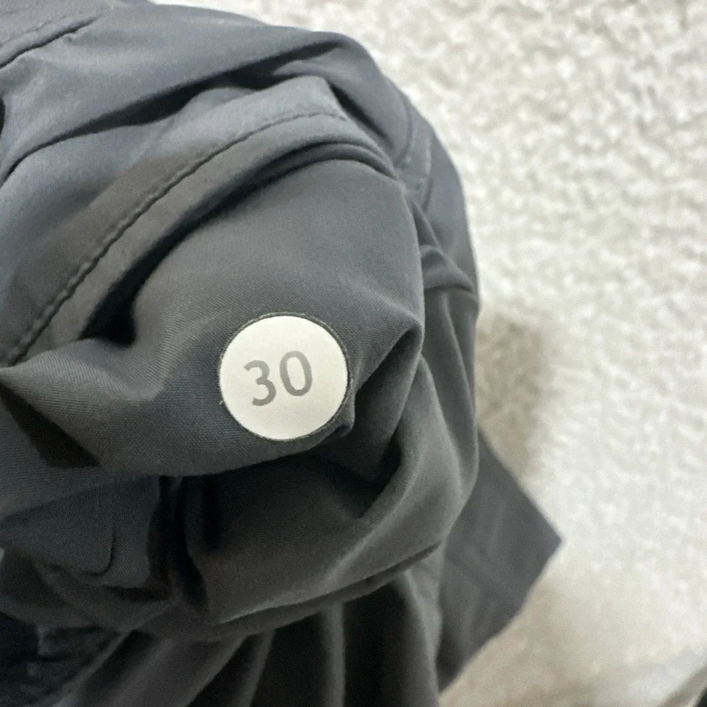 LULULEMON ATHLETICA‎ Men's Size 30 Gray Shorts Stretch Pockets Belt Loops Logo